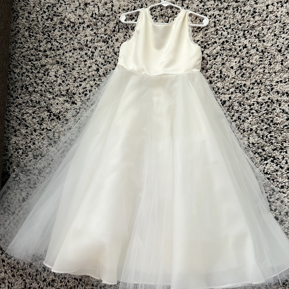 Flower girl or first communion dress. Like new condition. Off white.